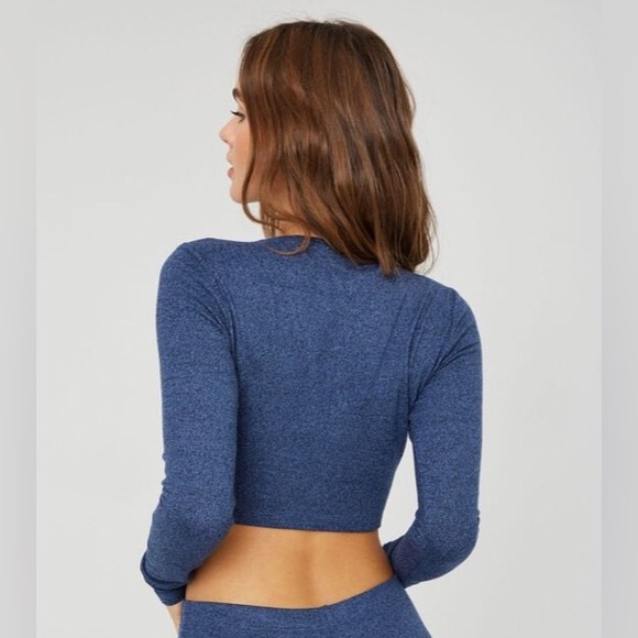 Size small V neck long sleeve. Crop top from garage. Like new - Picture 2 of 4